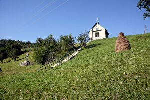 Ke kostelu patří i kaplička