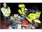 Londýnsky záchranár s plným vybavením motocykla