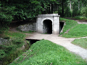 Portál tunelu v Lelení