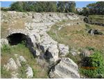 D09_Syrakusy antické divadlo, skalní hroby_002